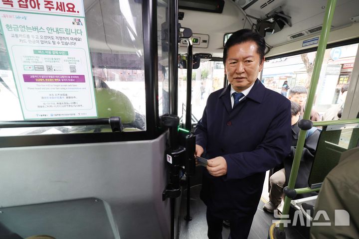 [서울=뉴시스] 조성봉 기자 = 정청래 더불어민주당 대표가 공공부문 차량 5부제 동참을 위해 30일 오전 광흥창역에서 버스를 이용해 국회로 출근하고 있다. 2026.03.30. suncho21@newsis.com