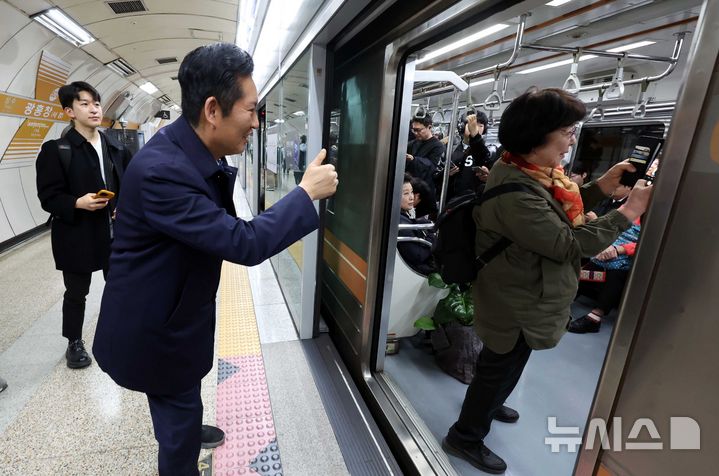 [서울=뉴시스] 조성봉 기자 = 정청래 더불어민주당 대표가 공공부문 차량 5부제 동참을 위해 30일 오전 자택에서 지하철을 타고 국회로 출근 중 시민과 셀카를 찍고 있다. 2026.03.30. suncho21@newsis.com