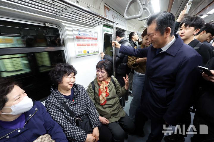 [서울=뉴시스] 조성봉 기자 = 정청래 더불어민주당 대표가 공공부문 차량 5부제 동참을 위해 30일 오전 자택에서 지하철을 타고 국회로 출근 중 시민과 대화를 하고 있다. 2026.03.30. suncho21@newsis.com