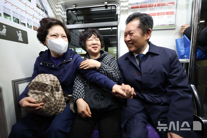 [서울=뉴시스] 조성봉 기자 = 정청래 더불어민주당 대표가 공공부문 차량 5부제 동참을 위해 30일 오전 자택에서 지하철을 타고 국회로 출근 중 시민과 인사를 하고 있다. 2026.03.30. suncho21@newsis.com