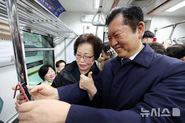 [서울=뉴시스] 조성봉 기자 = 정청래 더불어민주당 대표가 공공부문 차량 5부제 동참을 위해 30일 오전 자택에서 지하철을 타고 국회로 출근 중 시민과 셀카를 찍고 있다. 2026.03.30. suncho21@newsis.com