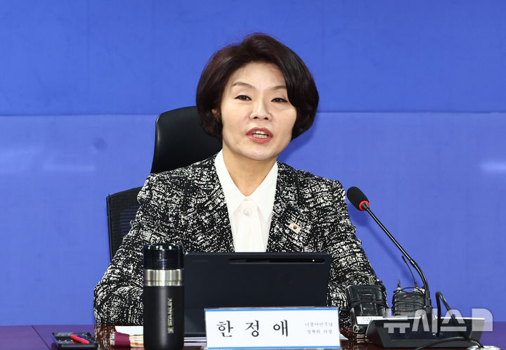 [서울=뉴시스] 김명년 기자 = 한정애 더불어민주당 정책위의장이 30일 오전 서울 여의도 국회 의원회관에서 열린 더불어민주당 중동전쟁 경제대응 특별위원회 킥오프회의에서 모두발언하고 있다. 2026.03.30. kmn@newsis.com