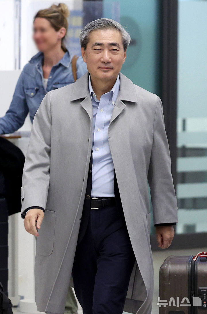 [인천공항=뉴시스] 김진아 기자 = 신현송 한국은행 총재 후보자가 30일 인천국제공항 제1터미널을 통해 귀국하고 있다. 2026.03.30. bluesoda@newsis.com