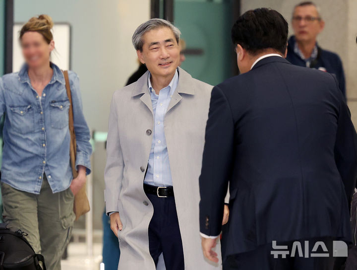 [인천공항=뉴시스] 김진아 기자 = 신현송 한국은행 총재 후보자가 30일 인천국제공항 제1터미널을 통해 귀국하고 있다. 2026.03.30. bluesoda@newsis.com