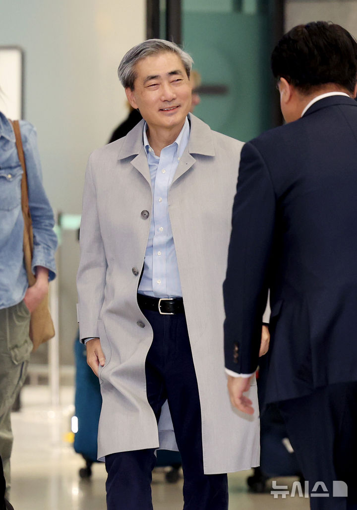 [인천공항=뉴시스] 김진아 기자 = 신현송 한국은행 총재 후보자가 30일 인천국제공항 제1터미널을 통해 귀국하고 있다. 2026.03.30. bluesoda@newsis.com