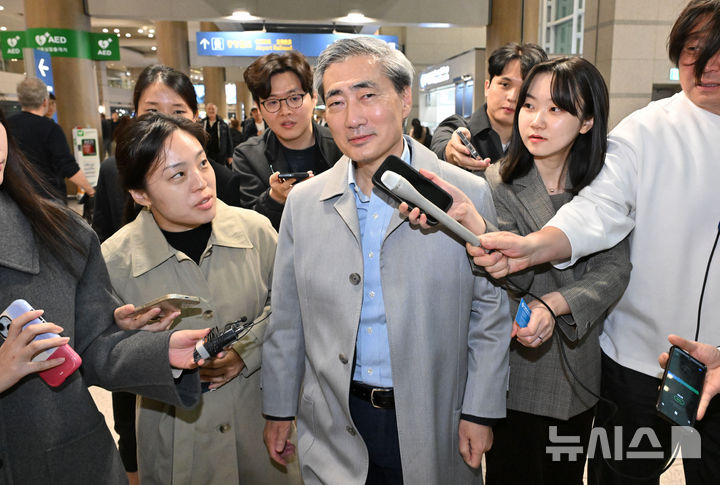 [인천공항=뉴시스] 김진아 기자 = 30일 인천국제공항 제1터미널을 통해 귀국한 신현송 한국은행총재후보가 취재진의 질문에 답하고 있다. (공동취재) 2026.03.30. photo@newsis.com