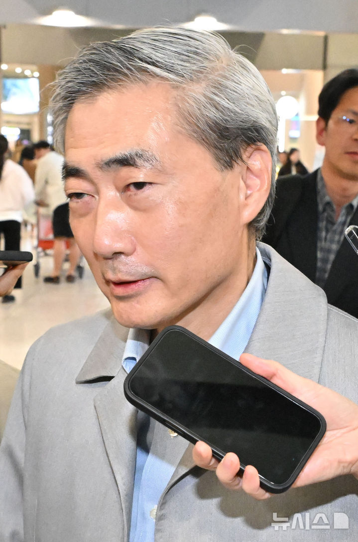 [인천공항=뉴시스] 김진아 기자 = 30일 인천국제공항 제1터미널을 통해 귀국한 신현송 한국은행총재후보가 취재진의 질문에 답하고 있다. (공동취재) 2026.03.30. photo@newsis.com