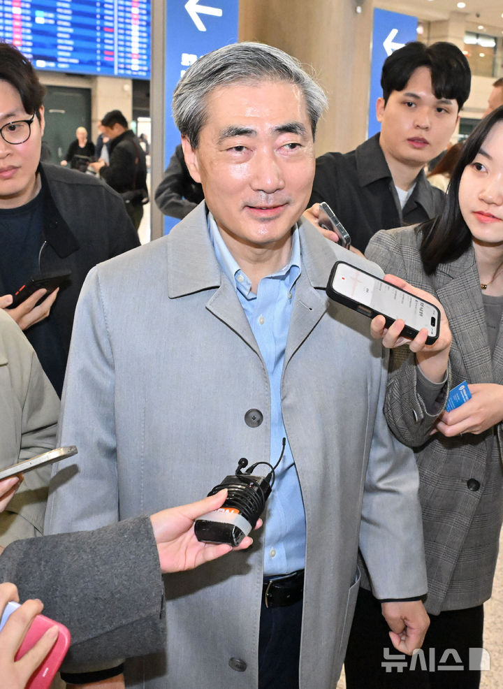 [인천공항=뉴시스] 김진아 기자 = 30일 인천국제공항 제1터미널을 통해 귀국한 신현송 한국은행총재후보가 취재진의 질문에 답하고 있다. (공동취재) 2026.03.30. photo@newsis.com