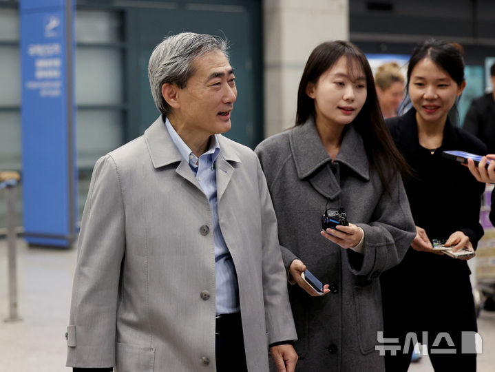 [인천공항=뉴시스] 김진아 기자 = 30일 인천국제공항 제1터미널을 통해 귀국한 신현송 한국은행총재후보가 취재진의 질문에 답하고 있다. (공동취재) 2026.03.30. photo@newsis.com