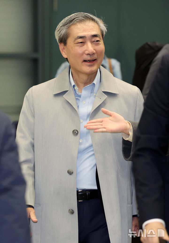 [인천공항=뉴시스] 김진아 기자 = 30일 인천국제공항 제1터미널을 통해 귀국한 신현송 한국은행총재후보가 취재진의 질문에 답하고 있다. (공동취재) 2026.03.30. photo@newsis.com