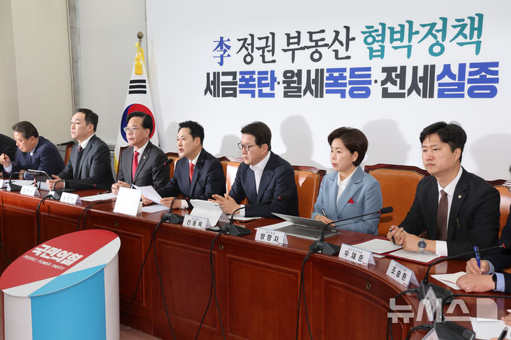 [서울=뉴시스] 김명년 기자 = 장동혁 국민의힘 대표가 30일 오전 서울 여의도 국회에서 열린 최고위원회의에서 발언하고 있다. 2026.03.30. kmn@newsis.com