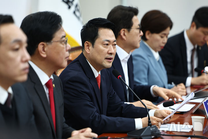 [서울=뉴시스] 김명년 기자 = 장동혁 국민의힘 대표가 30일 오전 서울 여의도 국회에서 열린 최고위원회의에서 발언하고 있다. 2026.03.30. kmn@newsis.com