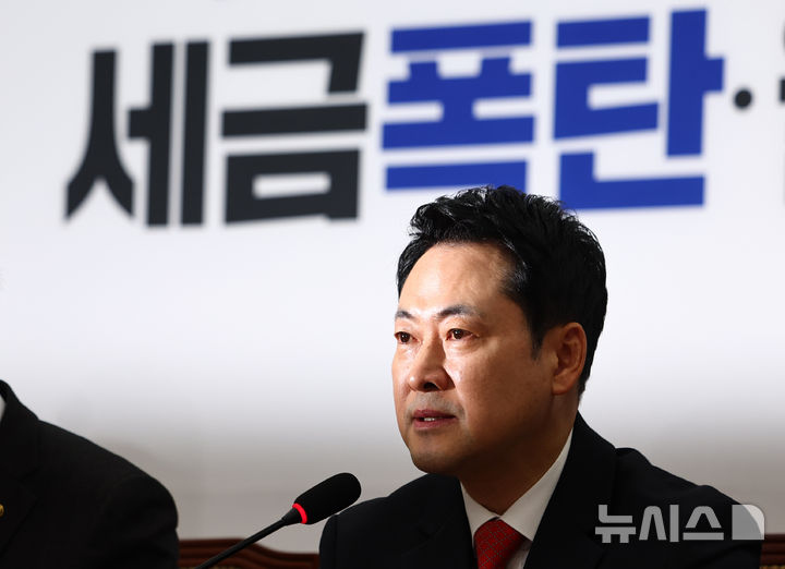 [서울=뉴시스] 김명년 기자 = 장동혁 국민의힘 대표가 30일 오전 서울 여의도 국회에서 열린 최고위원회의에서 발언하고 있다. 2026.03.30. kmn@newsis.com