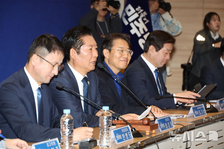 [서울=뉴시스] 고승민 기자 = 정청래 더불어민주당 대표가 30일 서울 여의도 국회 의원회관에서 열린 현장최고위원회의에서 발언하고 있다. 2026.03.30. kkssmm99@newsis.com