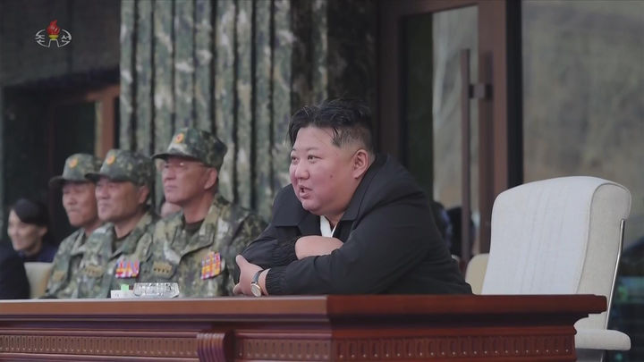 [서울=뉴시스] 조선중앙TV는 북한 김정은 국무위원장이 조선인민군 총참모부 작전국 직속 특수작전 훈련기지를 방문해 각급 특수작전구분대들의 훈련실태를 파악했다고 30일 보도했다. (사진=조선중앙TV 캡처) 2026.03.30. photo@newsis.com *재판매 및 DB 금지