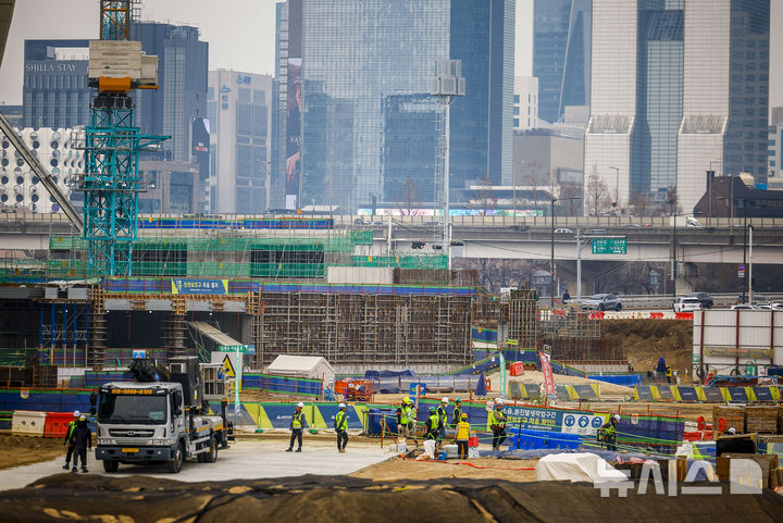 [서울=뉴시스] 정병혁 기자 = 30일 서울시내 건설현장에서 작업자들이 공사를 하고 있다. 2026.03.30. jhope@newsis.com