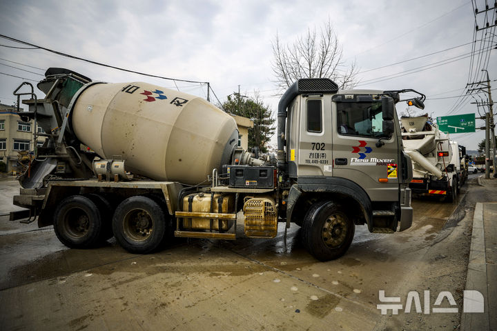 [서울=뉴시스] 정병혁 기자 = 중동사태 장기화로 석유화확 원료인 나프타 재고가 급감하며 건설업계도 예의주시를 하고 있는 가운데 30일 서울의 레미콘 공장에서 믹서트럭이 이동하고 있다. 2026.03.30. jhope@newsis.com