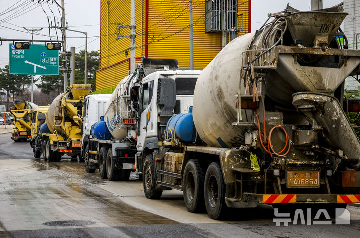 [서울=뉴시스] 정병혁 기자 = 중동사태 장기화로 석유화확 원료인 나프타 재고가 급감하며 건설업계도 예의주시를 하고 있는 가운데 30일 서울의 레미콘 공장에서 믹서트럭이 이동하고 있다. 2026.03.30. jhope@newsis.com