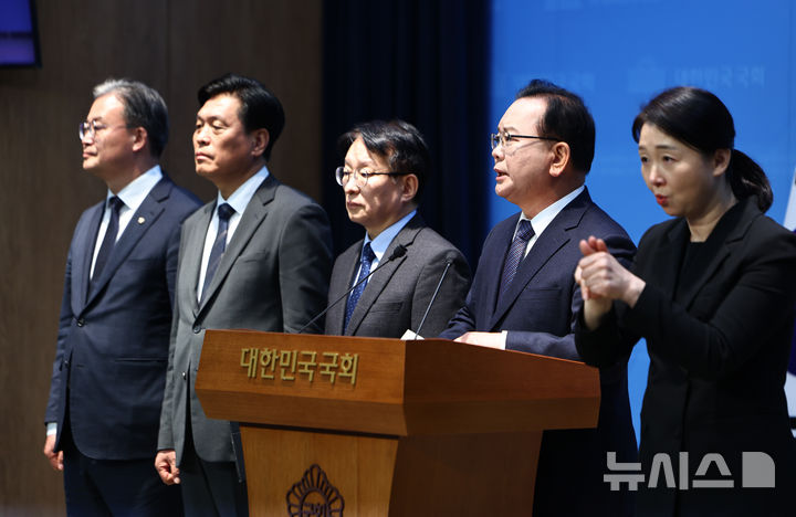 [서울=뉴시스] 김명년 기자 = 김부겸 전 국무총리가 30일 오전 서울 여의도 국회 소통관에서 대구시장 출마선언 기자회견을 하고 있다. 2026.03.30. kmn@newsis.com