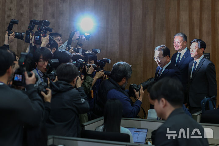 [서울=뉴시스] 김명년 기자 = 김부겸 전 국무총리가 30일 오전 서울 여의도 국회 소통관에서 대구시장 출마선언 기자회견을 마치고 이동하고 있다. 2026.03.30. kmn@newsis.com