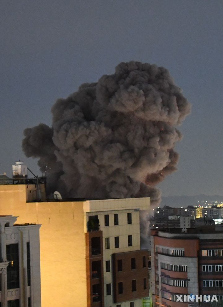 [테헤란 = 신화/뉴시스] 미군이 테헤란과 북부 알보르즈 주를 집중 폭격하면서 3월 29일 이 지역 건물에서 검은 연기가 피어 오르고 있다.&nbsp; 미군은 아직&nbsp; 완공을 앞둔 이 지역 최대의 B1교량을 4월 2일 폭격해서 인근의 전통축제일 행사에 모여든 주민과 보행자등 민간인 8명이 죽고 95명이 다쳤다고 이란 국영통신&nbsp; IRNA가 보도했다. 2026. 04. 03. 