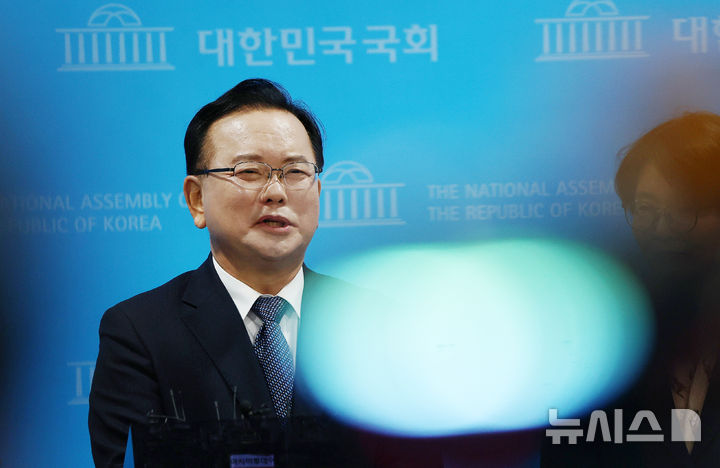 [서울=뉴시스] 김명년 기자 = 김부겸 전 국무총리가 30일 오전 서울 여의도 국회 소통관에서 대구시장 출마선언 기자회견을 마치고 취재진 질문에 답하고 있다. 2026.03.30. kmn@newsis.com