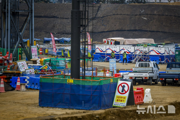 [서울=뉴시스] 정병혁 기자 = 중동사태 장기화로 석유화확 원료인 나프타 재고가 급감하며 건설업계도 예의주시를 하고 있는 가운데 30일 서울시내 건설현장에서 작업자들이 공사를 하고 있다. 2026.03.30. jhope@newsis.com