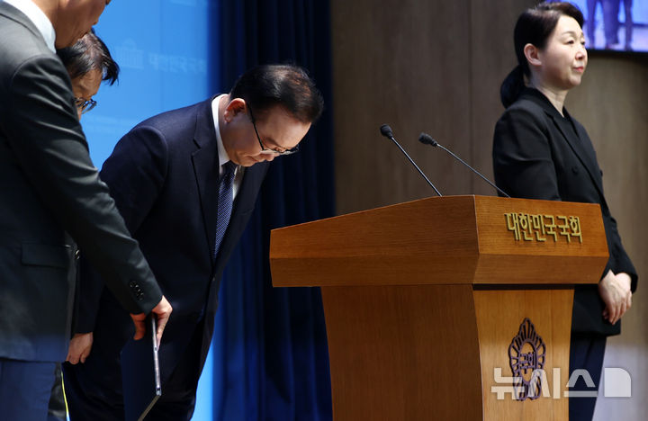 [서울=뉴시스] 김명년 기자 = 김부겸 전 국무총리가 30일 오전 서울 여의도 국회 소통관에서 대구시장 출마선언 기자회견을 하기 전 인사하고 있다. 2026.03.30. kmn@newsis.com