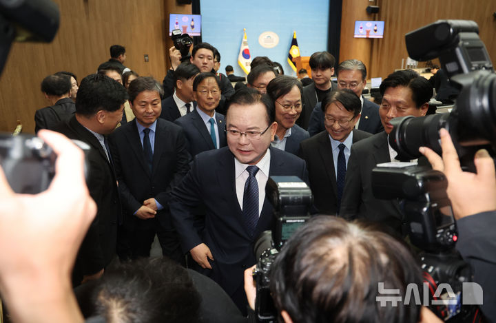 [서울=뉴시스] 김명년 기자 = 김부겸 전 국무총리가 30일 오전 서울 여의도 국회 소통관에서 대구시장 출마선언 기자회견을 마치고 이동하고 있다. 2026.03.30. kmn@newsis.com