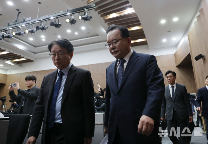 [서울=뉴시스] 김명년 기자 = 김부겸 전 국무총리가 30일 오전 서울 여의도 국회 소통관에서 대구시장 출마선언 기자회견을 하기위해 이동하고 있다. 2026.03.30. kmn@newsis.com