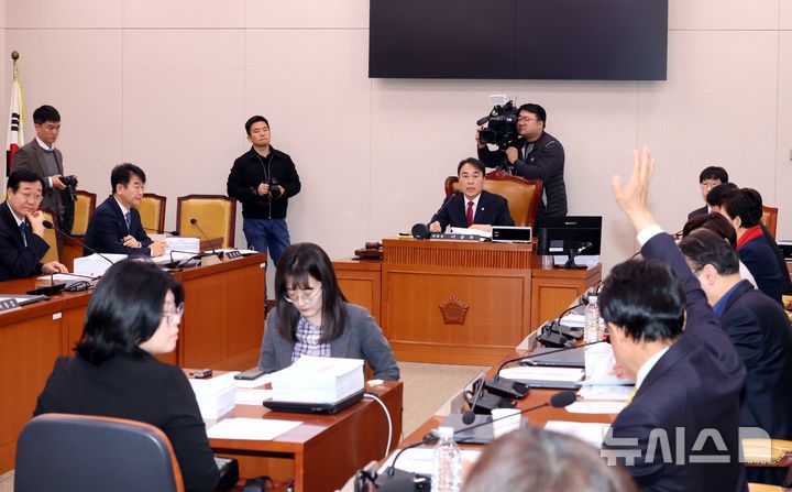 [서울=뉴시스] 조성봉 기자 = 이종욱 국회 국토위 국토법안소위원장이 30일 오전 서울 여의도 국회에서 열린 국토위원회 국토법안소위원회에서 회의를 주재하고 있다. 이날 소위에서는 행정수도 관련 특별법안 등이 논의될 예정이다. 2026.03.30. suncho21@newsis.com