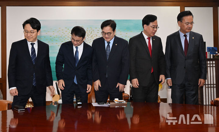 [서울=뉴시스] 김금보 기자 = 우원식 국회의장이 30일 오전 서울 여의도 국회에서 열린 의장 주재 여야 원내대표 회동에서 기념촬영을 마친후 착석하고 있다. 왼쪽부터 더불어민주당 천준호 원내운영수석부대표와 한병도 원내대표, 우원식 국회의장, 국민의힘 송언석 원내대표와 유상범 원내운영수석부대표. (공동취재) 2026.03.30. photo@newsis.com