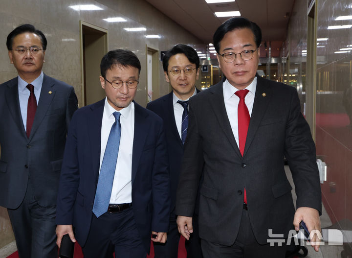 [서울=뉴시스] 김금보 기자 = 여야 양당 원내대표단이 30일 오전 서울 여의도 국회에서 의장주재 회동에 참석하기 위해 의장실로 이동하고 있다. 왼쪽부터 유상범 국민의힘 원내운영수석부대표, 한병도 더불어민주당 원내대표, 천준호 더불어민주당 원내운영수석부대표, 송언석 국민의힘 원내대표. (공동취재) 2026.03.30. photo@newsis.com