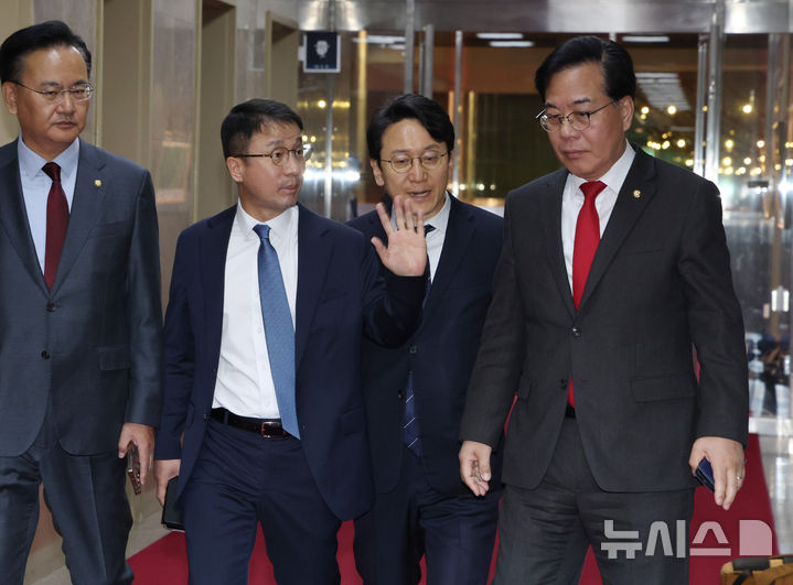 [서울=뉴시스] 김금보 기자 = 여야 양당 원내대표단이 30일 오전 서울 여의도 국회에서 의장주재 회동에 참석하기 위해 의장실로 이동하고 있다. 왼쪽부터 유상범 국민의힘 원내운영수석부대표, 한병도 더불어민주당 원내대표, 천준호 더불어민주당 원내운영수석부대표, 송언석 국민의힘 원내대표. (공동취재) 2026.03.30. photo@newsis.com