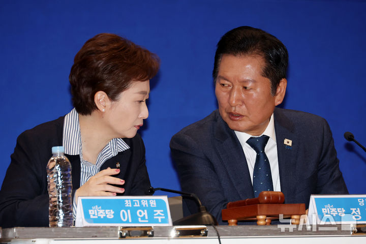 [서울=뉴시스] 고승민 기자 = 더불어민주당 정청래 대표와 이언주 최고위원이 30일 서울 여의도 국회 의원회관에서 열린 현장 최고위원회의에서 대화하고 있다. 2026.03.30. kkssmm99@newsis.com