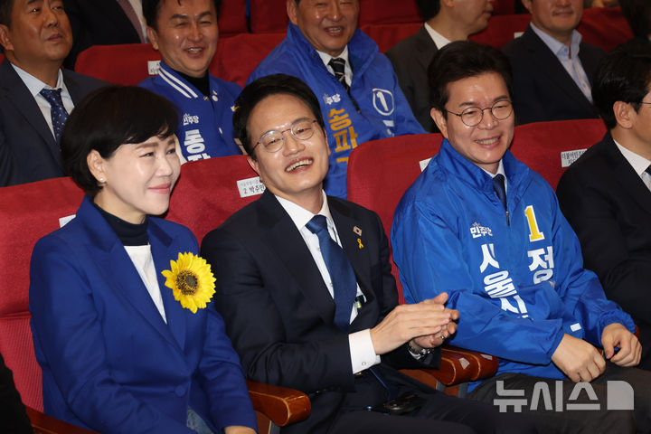 [서울=뉴시스] 고승민 기자 = 더불어민주당 서울시장 경선 전현희, 박주민, 정원오 후보가 30일 서울 여의도 국회 의원회관에서 열린 현장최고위원회의에서 웃고 있다. 2026.03.30. kkssmm99@newsis.com