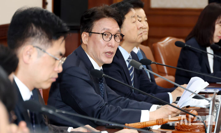 [서울=뉴시스] 추상철 기자 = 김민석 국무총리가 30일 오전 서울 종로구 정부서울청사에서 열린 임시국무회의를 주재하고 있다. 2026.03.30. scchoo@newsis.com