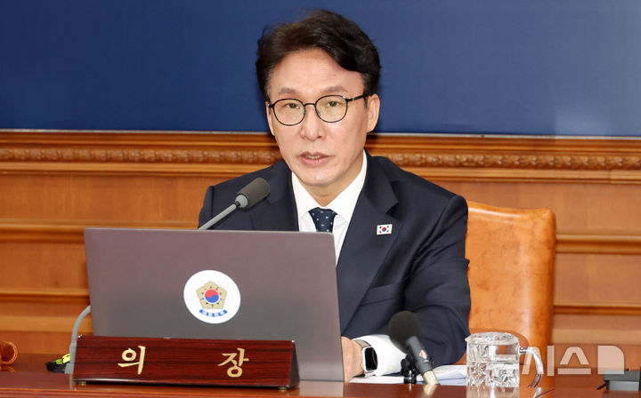 [서울=뉴시스] 추상철 기자 = 김민석 국무총리가 30일 오전 서울 종로구 정부서울청사에서 열린 임시국무회의를 주재하고 있다. 2026.03.30. scchoo@newsis.com