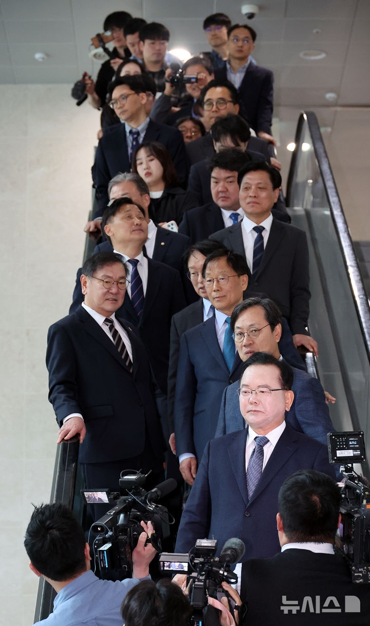 [서울=뉴시스] 김금보 기자 = 김부겸 전 국무총리가 30일 오전 서울 여의도 국회 소통관에서 대구시장 출마선언 기자회견을 마친 후 이동하고 있다. 2026.03.30. kgb@newsis.com