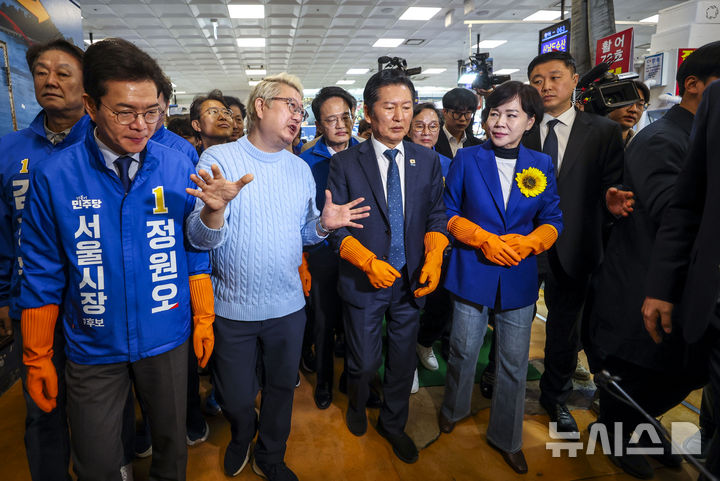 [서울=뉴시스] 정병혁 기자 = 정청래 더불어민주당 대표를 비롯한 서울시장 경선후보로 출마한 정원오, 박주민 전현희 후보가 30일 서울 동작구 노량진수산시장을 찾아 시장을 둘러보고 있다. 2026.03.30. jhope@newsis.com