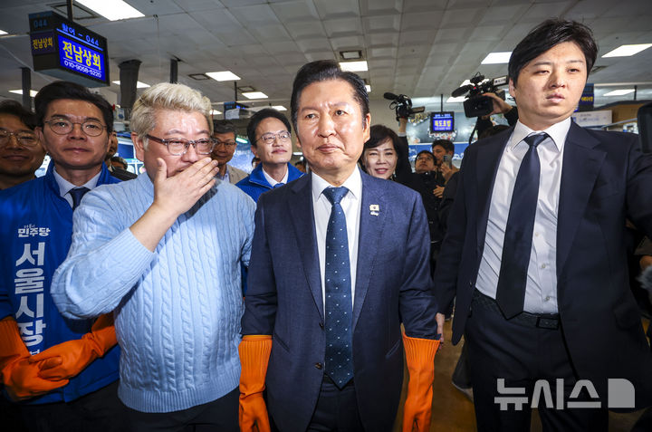 [서울=뉴시스] 정병혁 기자 = 정청래 더불어민주당 대표를 비롯한 서울시장 경선후보로 출마한 정원오, 박주민 전현희 후보가 30일 서울 동작구 노량진수산시장을 찾아 시장을 둘러보고 있다. 2026.03.30. jhope@newsis.com