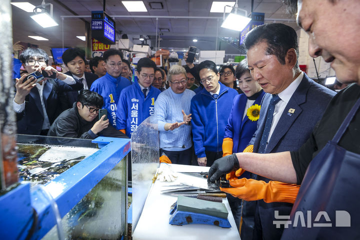 [서울=뉴시스] 정병혁 기자 = 정청래 더불어민주당 대표를 비롯한 서울시장 경선후보로 출마한 정원오, 박주민 전현희 후보가 30일 서울 동작구 노량진수산시장을 찾아 시장을 둘러보고 있다. 2026.03.30. jhope@newsis.com