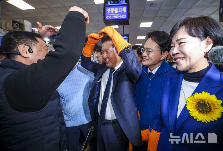 [서울=뉴시스] 정병혁 기자 = 정청래 더불어민주당 대표가 30일 서울 동작구 노량진수산시장을 찾아 상인과 인사를 나누고 있다. 2026.03.30. jhope@newsis.com