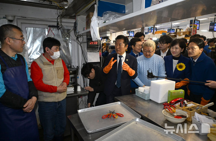 [서울=뉴시스] 정병혁 기자 = 정청래 더불어민주당 대표를 비롯한 서울시장 경선후보로 출마한 정원오, 박주민 전현희 후보가 30일 서울 동작구 노량진수산시장을 찾아 상인과 대화를 나누고 있다. (공동취재) 2026.03.30. photo@newsis.com