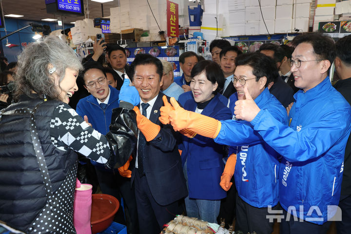[서울=뉴시스] 정병혁 기자 = 정청래 더불어민주당 대표를 비롯한 서울시장 경선후보로 출마한 정원오, 박주민 전현희 후보가 30일 서울 동작구 노량진수산시장을 찾아 상인과 인사를 나누고 있다. (공동취재) 2026.03.30. photo@newsis.com