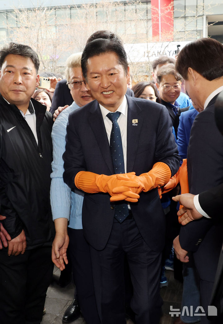 [서울=뉴시스] 정병혁 기자 = 정청래 더불어민주당 대표를 비롯한 서울시장 경선후보로 출마한 정원오, 박주민 전현희 후보가 30일 서울 동작구 노량진수산시장을 찾아 시장을 둘러보고 있다. (공동취재) 2026.03.30. photo@newsis.com