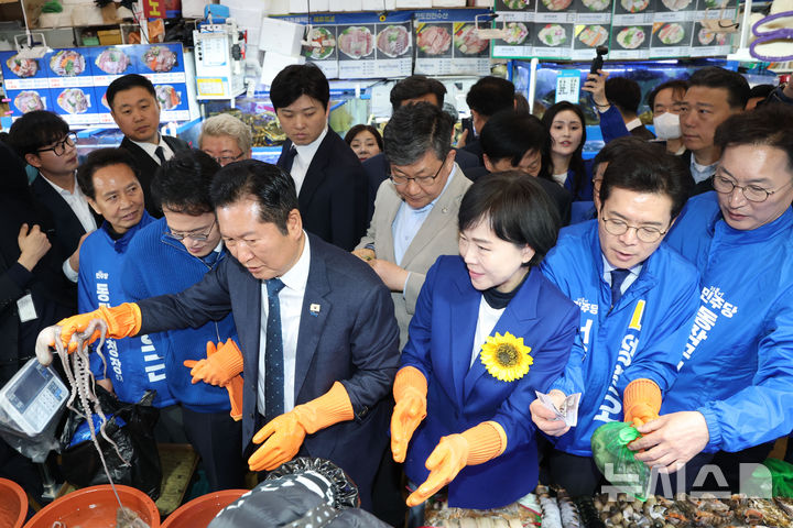 [서울=뉴시스] 정병혁 기자 = 정청래 더불어민주당 대표를 비롯한 서울시장 경선후보로 출마한 정원오, 박주민 전현희 후보가 30일 서울 동작구 노량진수산시장을 찾아 시장을 둘러보고 있다. (공동취재) 2026.03.30. photo@newsis.com