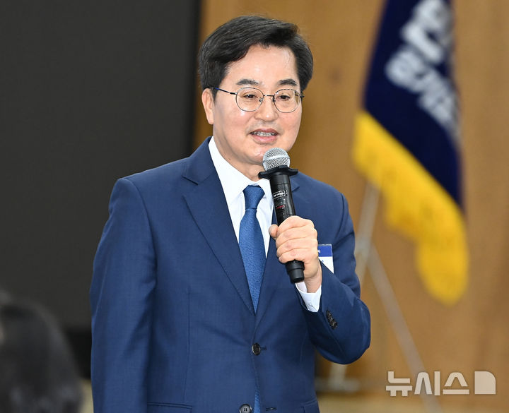 [수원=뉴시스] 김종택 기자 = 김동연 더불어민주당 경기도지사 경선후보가 30일 경기 수원시 경기도의회에서 열린 더불어민주당 경기도당 제3차 상무위원회에 참석해 인사말을 하고 있다. 2026.03.30. jtk@newsis.com