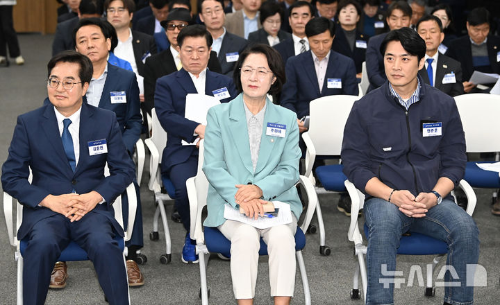 [수원=뉴시스] 김종택 기자 = 김동연(왼쪽부터), 추미애, 한준호 더불어민주당 경기도지사 경선후보가 30일 경기 수원시 경기도의회에서 열린 더불어민주당 경기도당 제3차 상무위원회에 참석해 있다. 2026.03.30. jtk@newsis.com