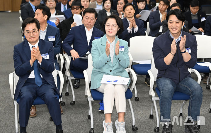 [수원=뉴시스] 김종택 기자 = 김동연(왼쪽부터), 추미애, 한준호 더불어민주당 경기도지사 경선후보가 30일 경기 수원시 경기도의회에서 열린 더불어민주당 경기도당 제3차 상무위원회에 참석해 박수를 치고 있다. 2026.03.30. jtk@newsis.com